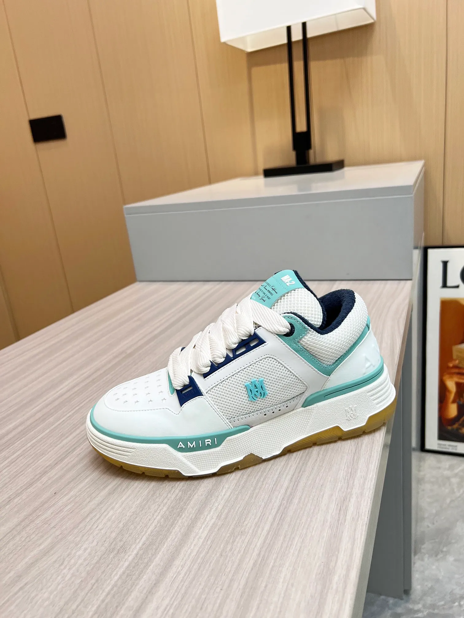 p620💰Men's shoes Amiri Emile's 2023 spring and summer new MA-1 bread shoes, couple models, casual sports shoes, sneakers Amiri gave up the rock punk style in the new season and used a large number of unsaturated colors, Morandi tones, whether you see or wear them, it will make people very happy. The large tongue of the bread shoes continues, shortens the length of the shoe body, thickens the midsole, and the toe part is more rounded. Amiri's brand letters and MA logo appear on the side of the shoe. Fabric: Original customized imported first-layer cowhide + mesh. Lining: Original customized breathable towel lining. Outsole. Foam combination material. Bottom thickness: 4CM. Size: Men's 39-45